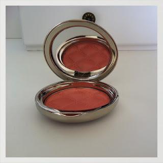 Il y a peu je me suis réconciliée avec le blush ... Il y a peu je me suis réconciliée avec le blush ...