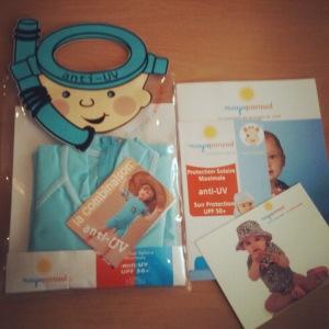 Mon petit poisson qui nage sous l’eau dans son nouveau maillot.