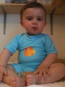 Mon petit poisson qui nage sous l’eau dans son nouveau maillot.