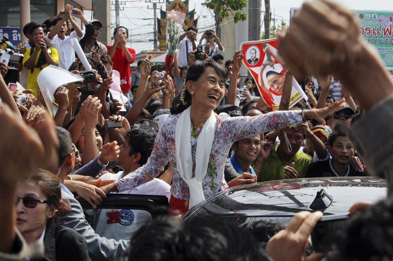 Grande première. La chef de file de l'opposition birmane Aung San Suu Kyi s'est envolée pour Bangkok mardi soir pour son premier voyage à l'étranger en 24 ans, une visite historique qui met un terme à ses années d'isolement et témoigne de sa confiance dans les réformes du nouveau régime. La lauréate du prix Nobel de la paix, devenue députée pour la première fois lors des élections partielles d'avril, s'est rendue mercredi dans la province de Samut Sakhon (sud de Bangkok), pour rencontrer des centaines d'immigrés birmans qui l'attendaient de pied ferme, et lui ont réservé un accueil véritablement triomphal. Ils étaient des centaines à attendre dès l'aube, dans une étroite ruelle d'un quartier de la ville, celle qui représente depuis près d'un quart de siècle l'aspiration de tout un peuple à la démocratie. Certains brandissaient des photos d'elle et des pancartes indiquant «Birmanie libre» et «Nous voulons rentrer chez nous». «Je peux vous faire une promesse: je ferai de mon mieux pour vous», a déclaré la députée à des milliers de Birmans en extase venus l'écouter. Les Birmans représentent quelque 80% des deux millions d'immigrés enregistrés en Thaïlande, dont l'économie est très dépendante des travailleurs immigrés, légaux ou illégaux.