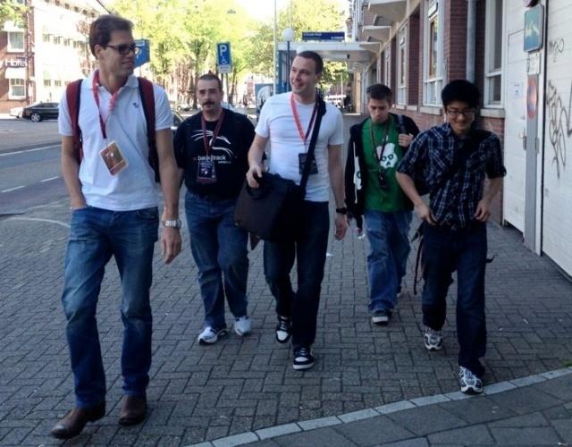 pod2g au centre, entouré des membres de la Chronic Dev