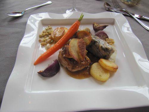 Filet de pintade grillé, loempia de galipettes et ragoût de légumes, sauce au vin de Loire