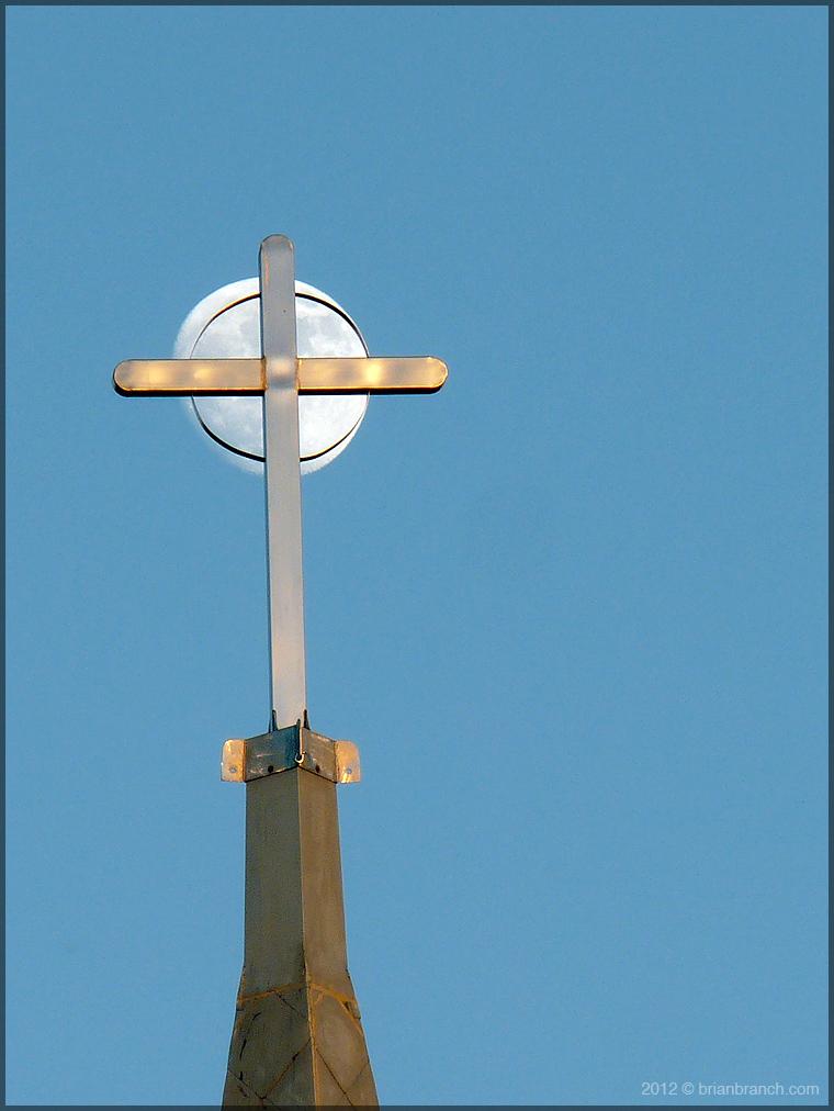 P1250799_notre_dame_church_moon