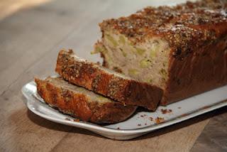 Cake rustique à la rhubarbe, aux fleurs d'acacias & au sésame