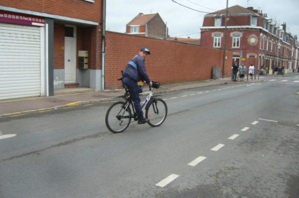 Carnaval d'été 2012 à Lomme : début du reportage photo avec la sécurité qui ouvre la voie (on ne remercie jamais assez leur dévouement)