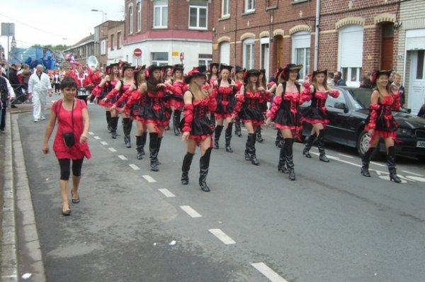 Carnaval d'été 2012 à Lomme : début du reportage photo avec la sécurité qui ouvre la voie (on ne remercie jamais assez leur dévouement)