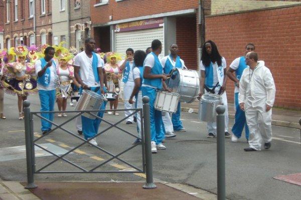 Carnaval d'été 2012 à Lomme : début du reportage photo avec la sécurité qui ouvre la voie (on ne remercie jamais assez leur dévouement)