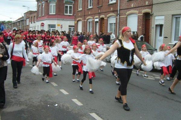 Carnaval d'été 2012 à Lomme : début du reportage photo avec la sécurité qui ouvre la voie (on ne remercie jamais assez leur dévouement)