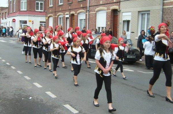 Carnaval d'été 2012 à Lomme : début du reportage photo avec la sécurité qui ouvre la voie (on ne remercie jamais assez leur dévouement)