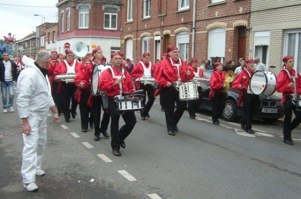 Carnaval d'été 2012 à Lomme : début du reportage photo avec la sécurité qui ouvre la voie (on ne remercie jamais assez leur dévouement)