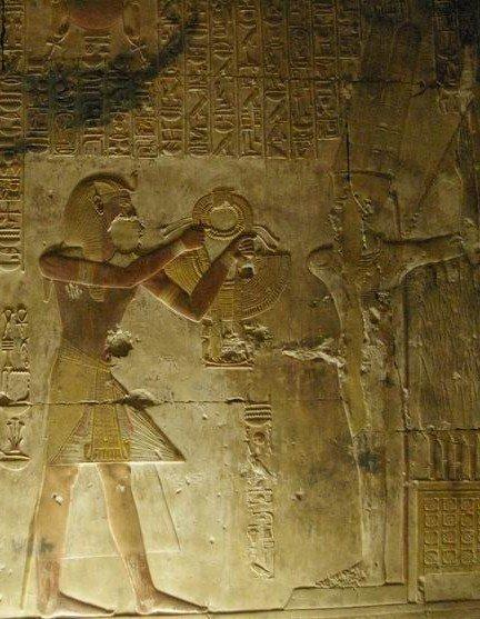 Abydos--Sethi--Voyez--on-fit-une-offrande-a-Amon-Min--un-c.JPG