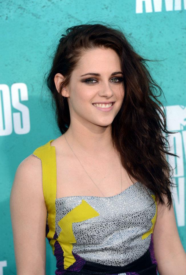 Kristen Stewart aux MTV Movie Awards 2012 (Red Carpet)