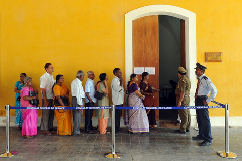 Des Français votent pour les législatives à Pondichéry en Inde.