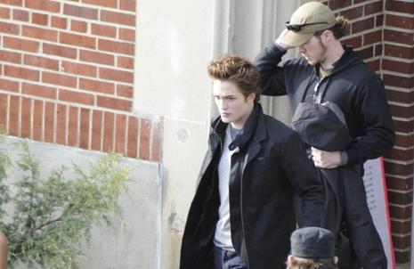 Robert Pattinson et Kristen Stewart sur le plateau de tournage du film “Twilight”