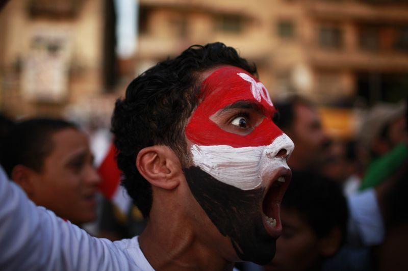 En colère. Les relents du printemps arabes? Les Égyptiens ont manifesté une nouvelle fois place Tahrir pour protester contre le verdict rendu par le tribunal à l'encontre d'Hosni Moubarak. L'ancien président a échappé à la peine capitale, et six autres hauts responsables de la sécurité jugés avec lui ont été acquittés faute de preuves, ce qui fait redouter aux manifestants une victoire de Moubarak en appel.