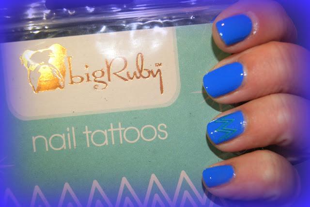 Bleu fabuleux de Bourjois et nail tatoos......