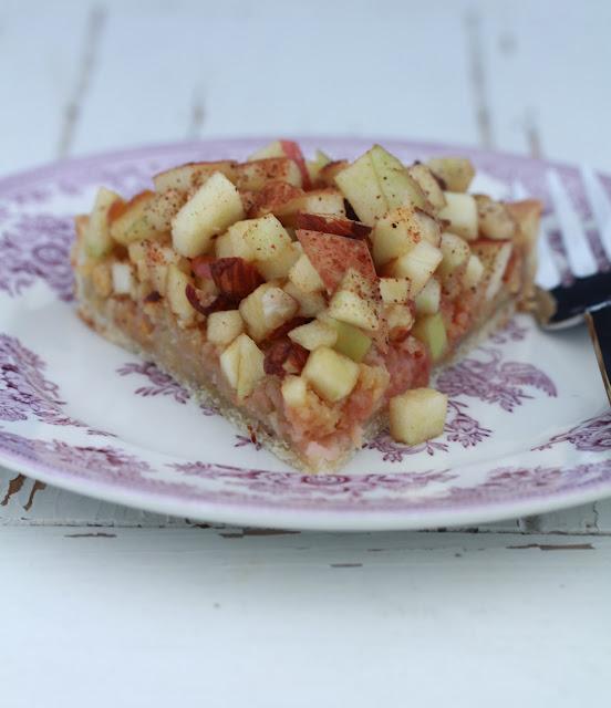 Tarte à la rhubarbe , pommes et noisettes pour essayer mon livre d' Eric Léautey