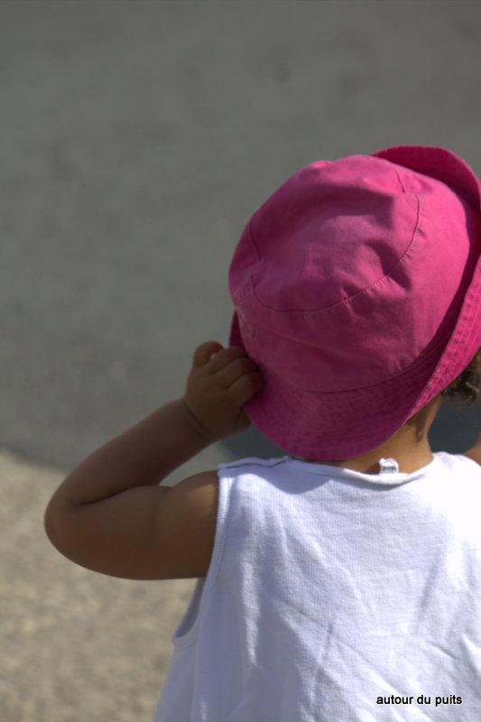 LE CHAPEAU DE LA PETITE FILLE