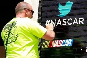 2012 Pocono June NASCAR Sprint Cup Practice Twitter Sign 300x200 La Nascar toujours plus verte promeut léthanol