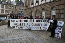 Les habitants des quartiers de Troudousten-Coatserho, sur l'esplanade de la mairie de Morlaix, le 9 juin 2012.