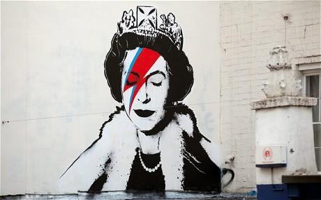 huffpoststyle:

Diamond (Dogs) Jubilee: the queen as Ziggy...