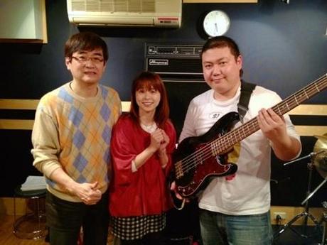 Kohei Tanaka et Junko Iwao avec l'un de leur musicien