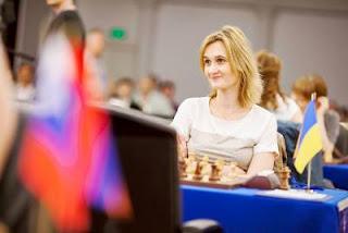 Echecs à Kazan: Viktorija Cmilyte (2508) annule avec les Blancs contre Kateryna Lahno (2546) lors de la ronde 1 - Photo © Fide 