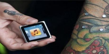 Un tatoueur greffe un iPod Nano sur le bras