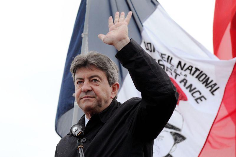 Battu. Il est venu, il a vu, il n'a pas vaincu. Jean-Luc Mélenchon, le leader du Front de gauche, a été largement devancé par Marine Le Pen dans la 11e circonscription du Pas-de-Calais au premier tour des législatives ce dimanche. Le candidat a annoncé sans attendre sa défaite à ses supporters rassemblés sur une place de marché à Hénin-Beaumont. Sous la pluie, l'homme à la cravate rouge avait le visage grave et a tué le suspens qui existait encore pour la deuxième place. «Je crains que vous ne soyez un peu déçus», a-t-il commencé dans un silence de plomb. Des sympathisants ont laissé éclater leur tristesse ou leur colère devant cette défaite au goût amer. Avec 21,5 %, il est devancé par le candidat du PS Philippe Kemel (23,5 %), et loin derrière Marine Le Pen (42,3 %). Mélenchon s'est surestimé une fois de trop.