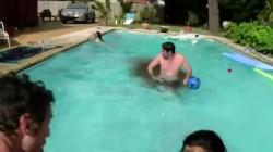 Un pet foireux dans une piscine