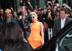 Lady Gaga reçoit une Barre de Métal en plein concert