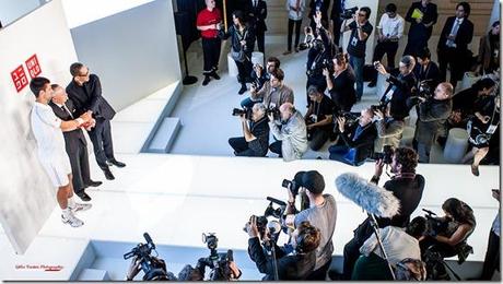 Je te serre, tu me serres par la main, le premier qui riera aura une tapette... Je te serre, tu me serres par la main, le premier qui riera aura une tapette...