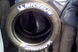Michelin invente le pneu hybride articlethumbnail 300x200 Le nouveau pneu slick/intermédiaire de Michelin