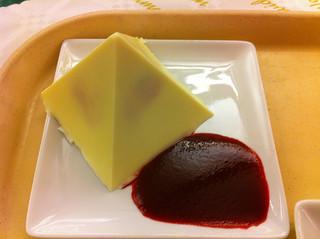 Pyramide de chocolat blanc