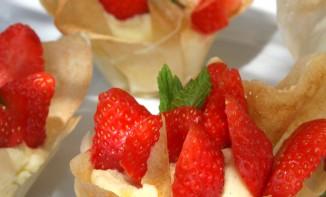 Corolles de fraises, crème mousseline au yuzu