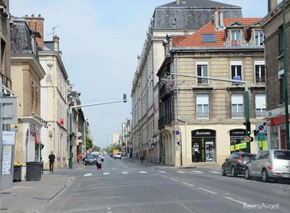 Avenue Jean-Jaurès et le Lycée éponyme à droite - À Lire