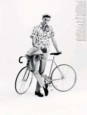 Looks homme de Prada du printemps et été 2012.