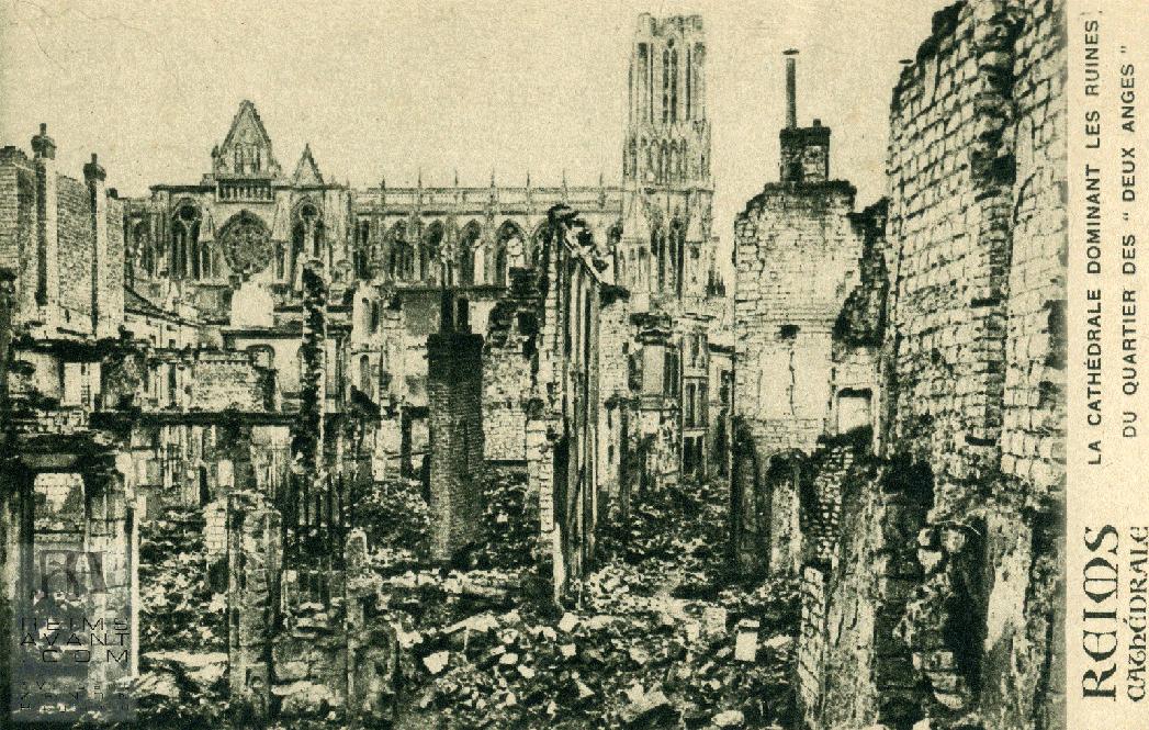 La Cathédrale dominant les ruines du quartier des deux anges, actuellement cours Langlet, percé à la reconstruction.