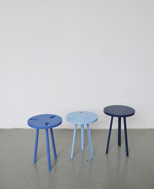 Modeste les tabourets empilables par Paul Menand
