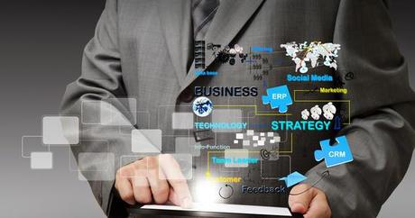 Homme naviguant sur une tablette