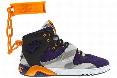 Les baskets Adidas JS Roundhouse Mids qui suscitent la polémique.