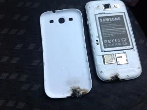 samsung galaxy s3 explode 3 original 300x224 Un Galaxy S3 explose, Samsung mène lenquête !