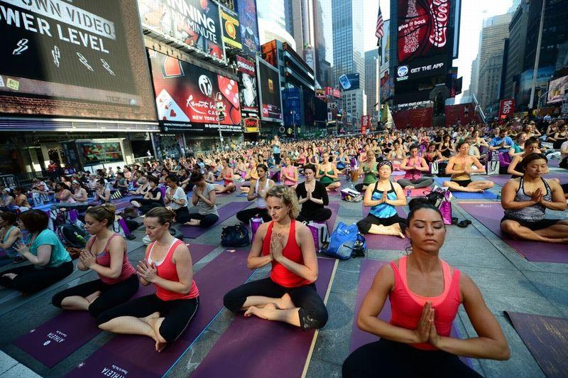 En plein air. Ils ont fêté l'été! A cette occasion, plusieurs milliers de New Yorkais ont tranquillement envahi Times Square mercredi, transformé en immense cours de yoga en plein air. Quelque 1500 matelas de yoga avaient été distribués gratuitement pour l'occasion, et les espaces piétons de la place la plus connue et la plus frénétique de New York s'est transformée en ashram éphémère. Toute la journée, des milliers de yogis, débutants et confirmés, ont consciencieusement sué sous la canicule, suivant les indications de professeurs retransmises par haut-parleur. Ceux qui ne voulaient pas se fatiguer pouvaient suivre l'événement annuel en direct, sur le site internet de Times Square.