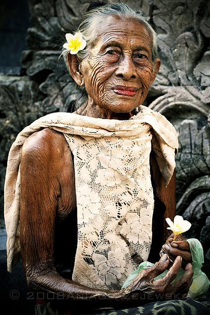 Beautiful woman selling flowers in Pura Beji temple in Sangsit -...