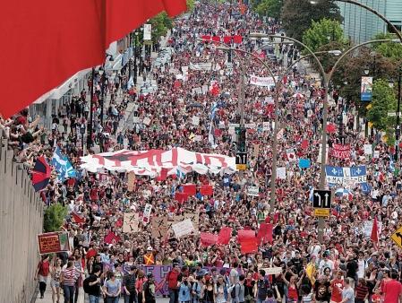 Les organisateurs estiment à 250 000 le nombre de participants à la manifestation ayant souligné les 100 jours de grève étudiante, hier, à Montréal.