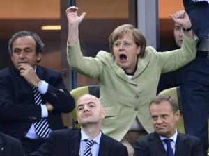 Trois hommes et un supporter NORMAL de la Mannschaft ! Bonne chance les bleus !