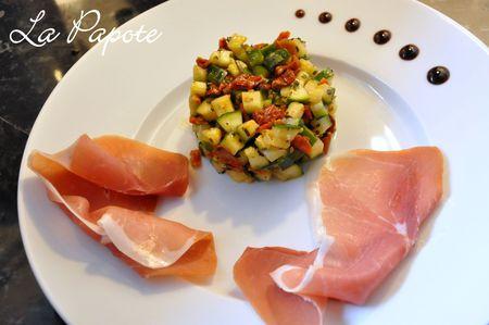 Tartare_de_courgettes_et_tomates_confites_sur_lit_de_Serrano