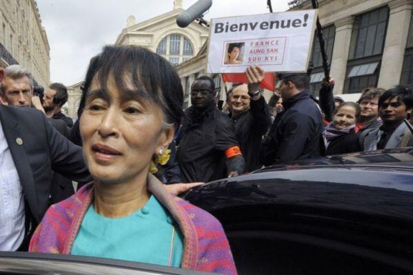REPORTAGE PHOTOS : Les militants et sympathisants de France Aung San Suu Kyi et la communauté birmane ont accueilli Aung San Suu Kyi dès sa descente du train. Fleurs, cris de joie et émotion.