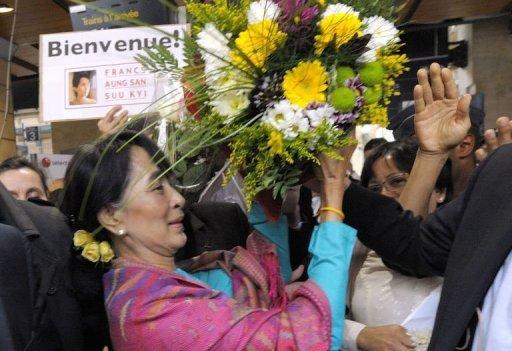 REPORTAGE PHOTOS : Les militants et sympathisants de France Aung San Suu Kyi et la communauté birmane ont accueilli Aung San Suu Kyi dès sa descente du train. Fleurs, cris de joie et émotion.