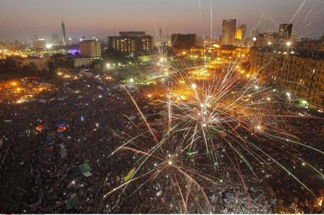 Révolution … Place Tahrir, au centre du Caire, la foule réunie a laissé éclater sa joie une bonne partie de la nuit, après l'annonce de la victoire de Morsi à 51,7% des voix et 880.000 voix d'avance sur Ahmed Chafik, ancien Premier ministre de Hosni Moubarak et symbole de l'ancien régime. Mohamed Morsi, ingénieur de 60 ans qui était le candidat des Frères musulmans, s'est engagé dès dimanche soir dans une allocution à être «le président de tous les Égyptiens». Il a réaffirmé le respect des traités internationaux: geste en direction d'Israël qui craint pour l'avenir de l'accord de paix de 1979, mais aussi en direction de l'armée égyptienne, à qui une importante aide américaine est accordée annuellement ,à condition que le traité soit respecté.